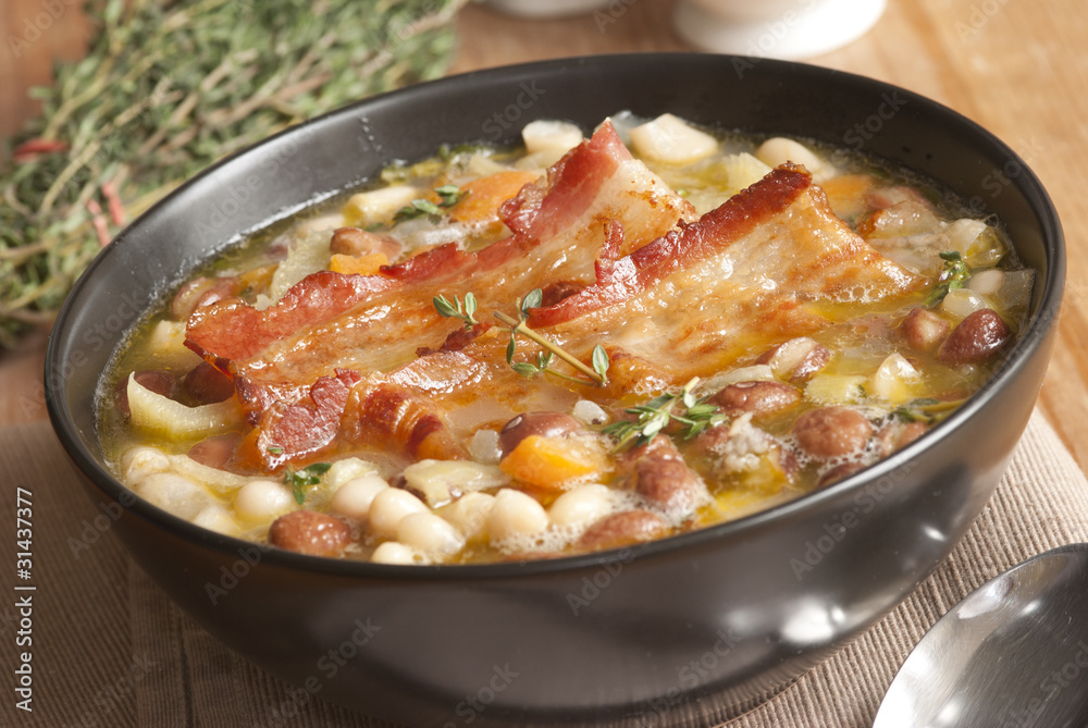 Tuscan soup with beans and crispy bacon