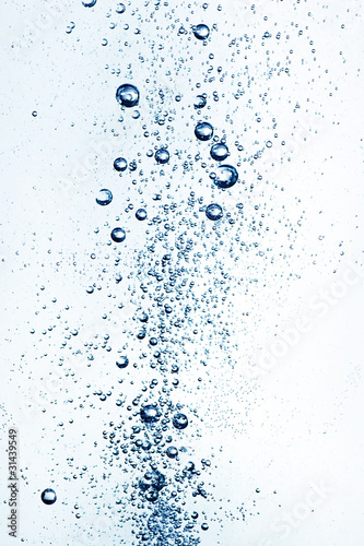 aufsteigende Luftblasen in Wasser photo
