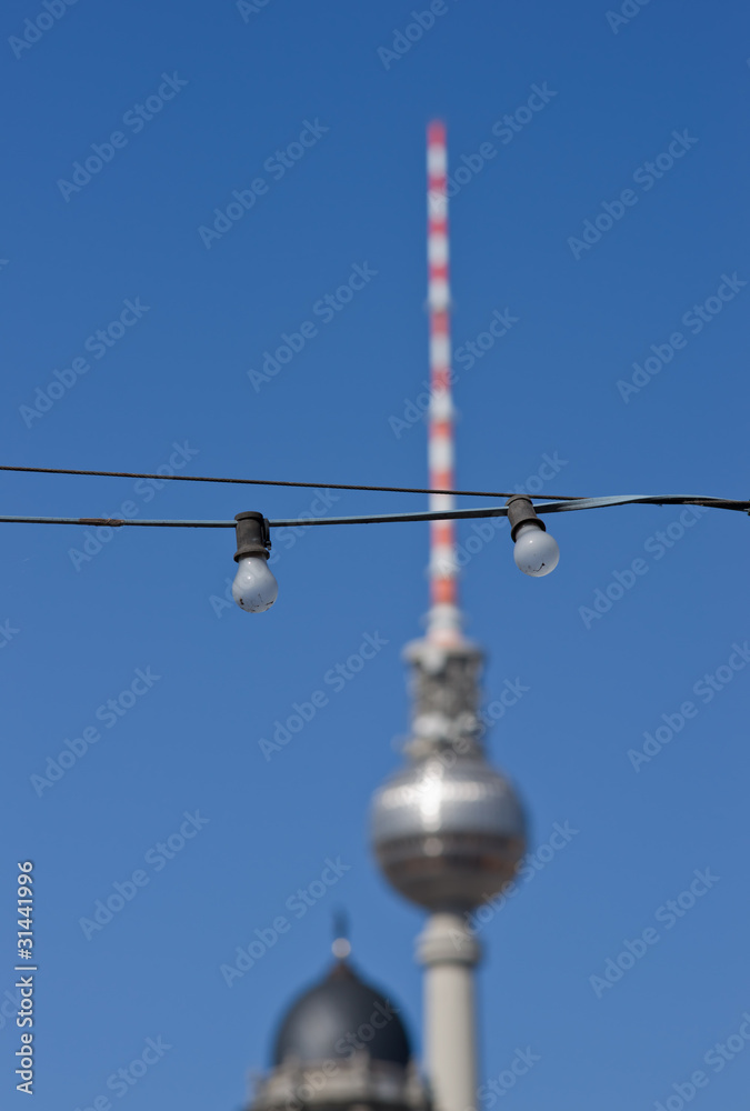 Glühlampen vor dem Berliner Fernsehturm v1