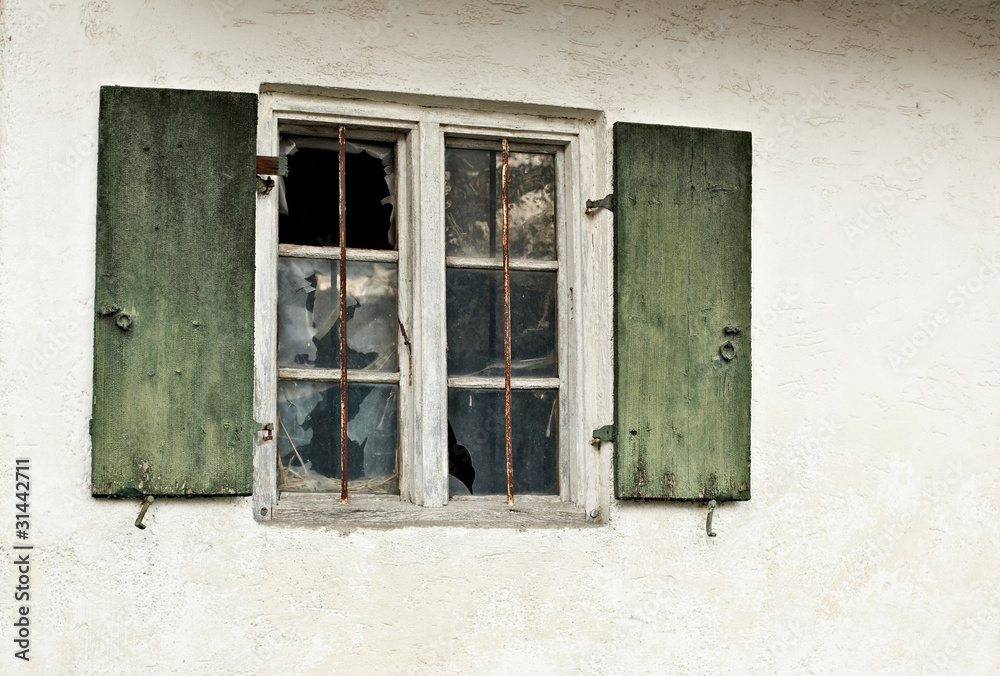 Obraz premium broken vintage window