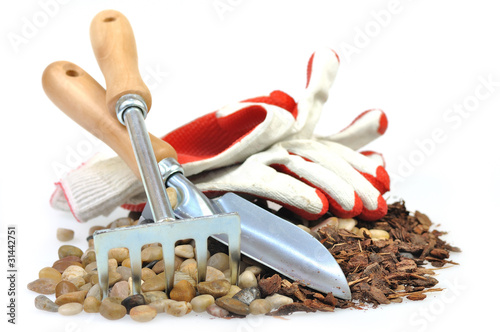 rękawice i narzędzia ogrodowe na białym tle