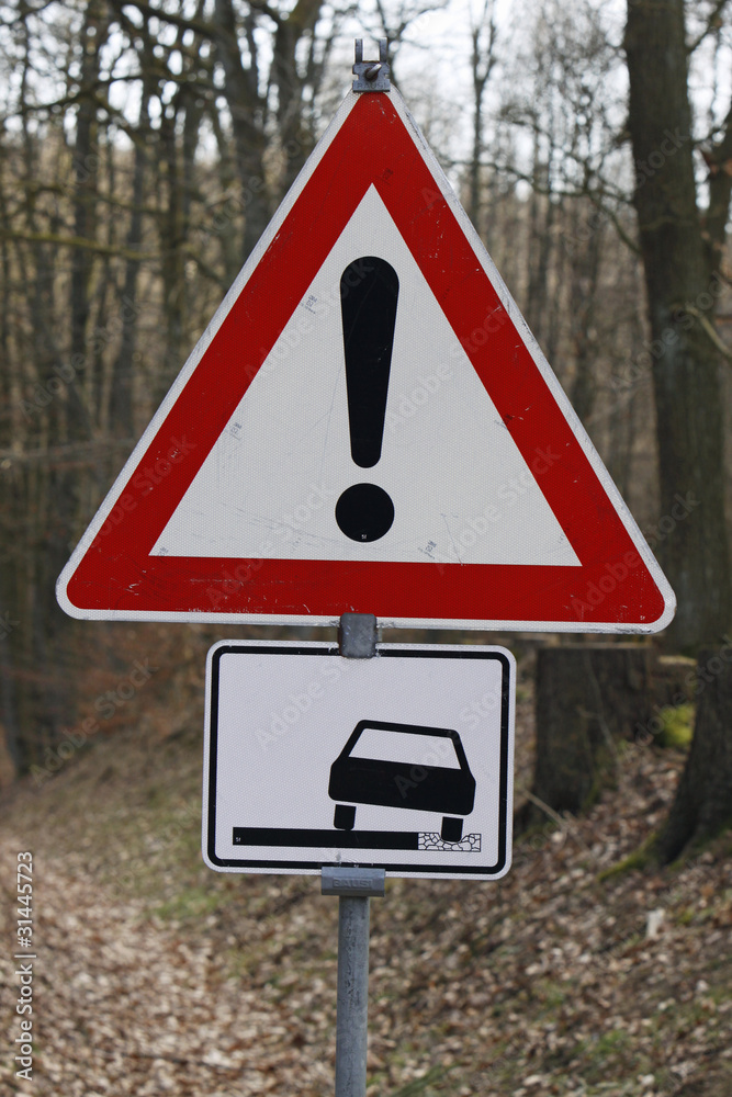 Achtung unbefestigter Randstreifen Achtung unbefestigter Randstreifen