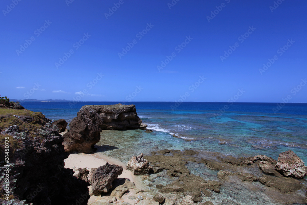 コマカ島の澄んだ海と紺碧の空