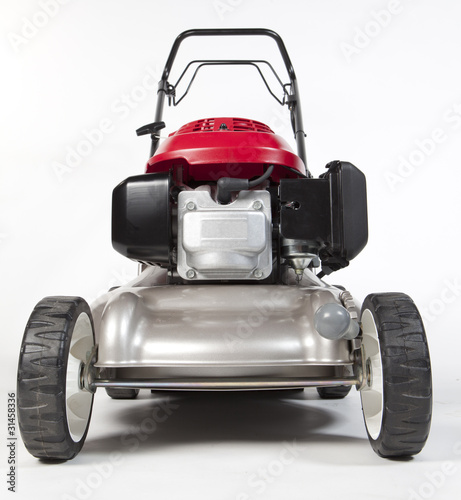 tondeuse à gazon de face sur fond blanc