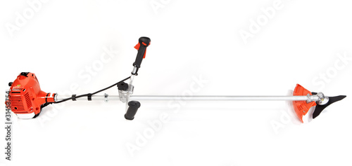 debroussailleuse sur fond blanc