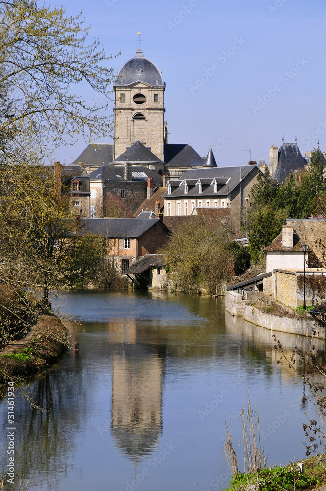 Rivière la Sarthe et l'église Notre Dame d'Alençon