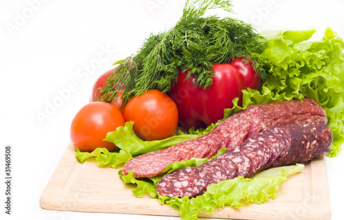 Копченая колбаса и овощами