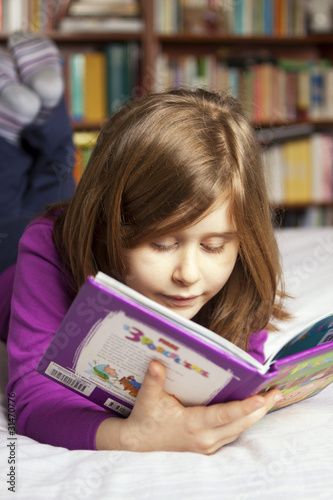 Obraz na płótnie Bambina che legge