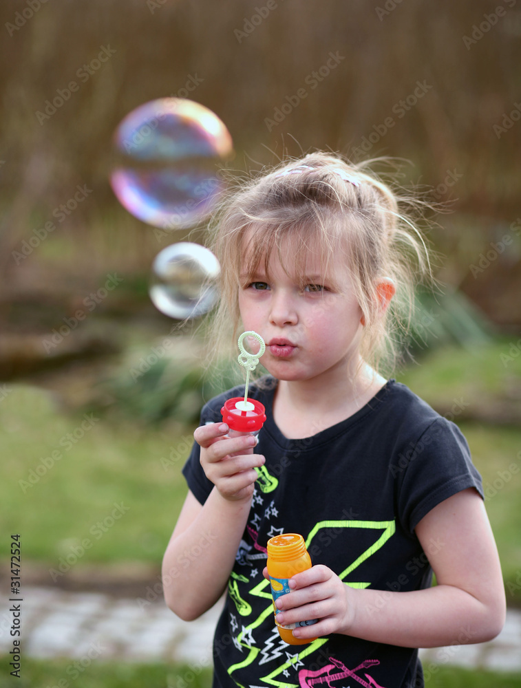 junges Mädchen mit Seifenblasen