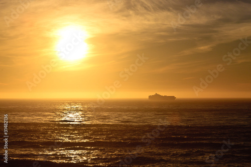 夕方の海と船のシルエット