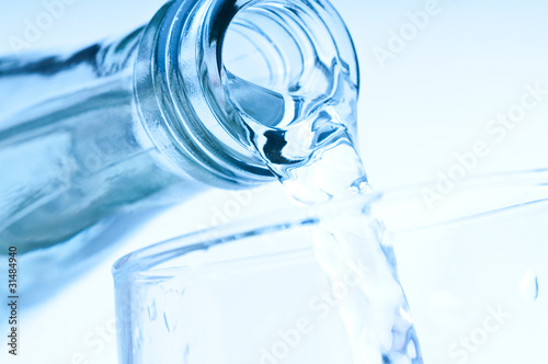 Obraz na płótnie bottle pouring water into glass w salonie
