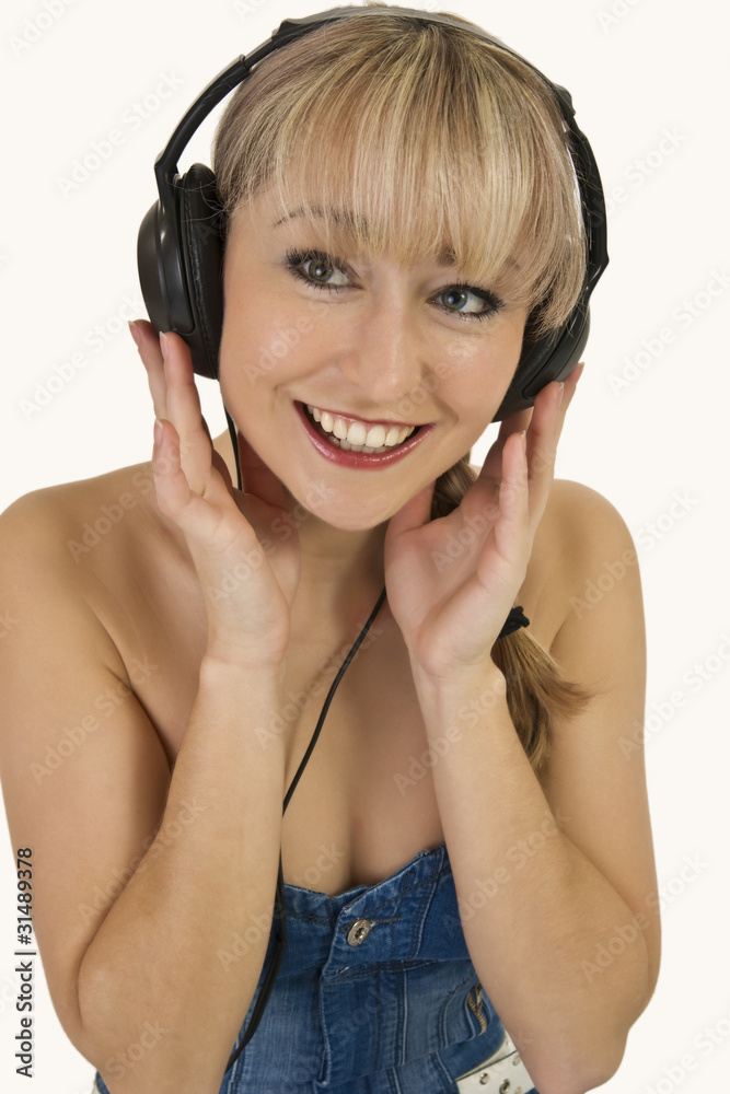 Fototapeta premium Blonde Frau entspannt bei Musik