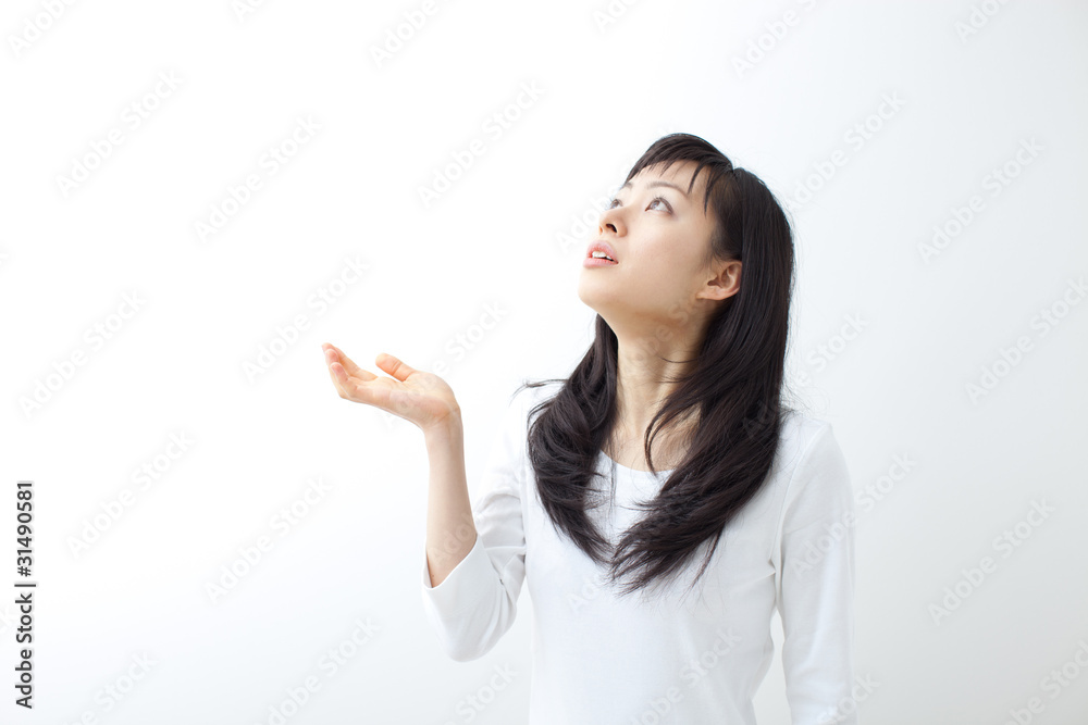 天気を確認する女性 天気を確認する女性