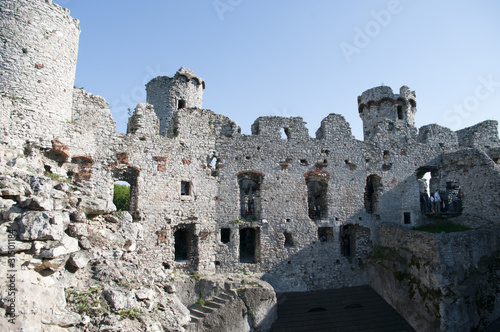 Turyści na zamku w Ogrodzieńcu