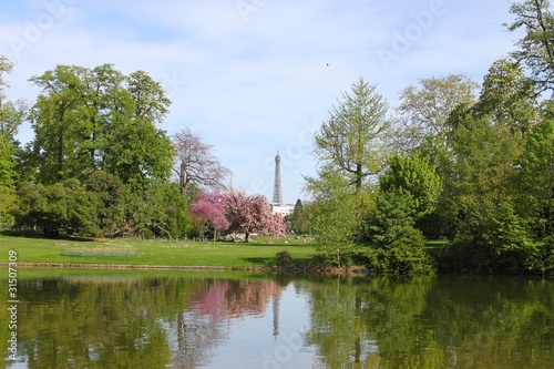 Tour Eiffel vue depuis le lac du Bois de Boulogne à Paris photo
