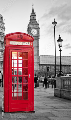 Czerwona budka telefoniczna w Londynie z Big Benem w czerni i bieli
