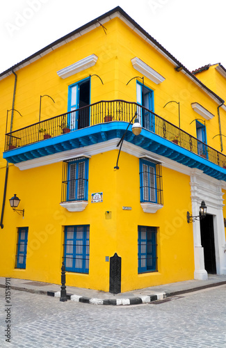 Canvas Print Typical colorful house in Old Havana isolated on white