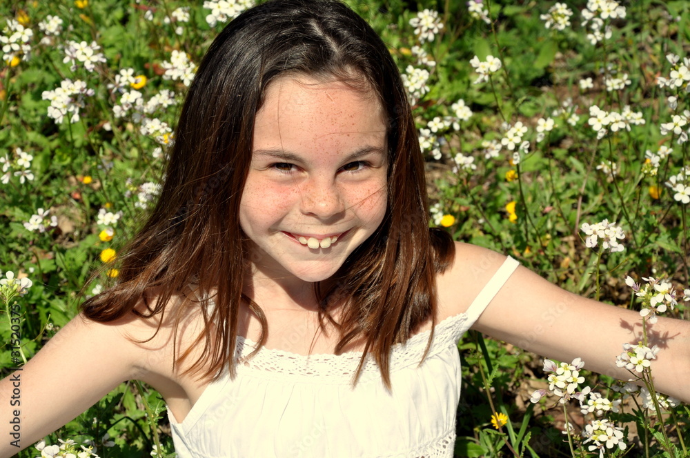 Fillette heureuse allongée dans les fleurs printemps Fillette heureuse allongée dans les fleurs printemps