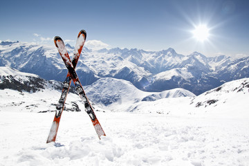 Fotobehang Wintersport Paar gekruiste ski's in sneeuw  © difught