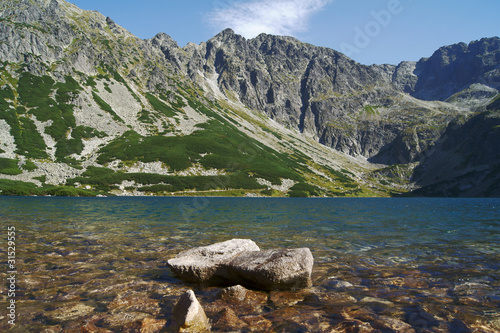 jezioro i skalista góra 3
