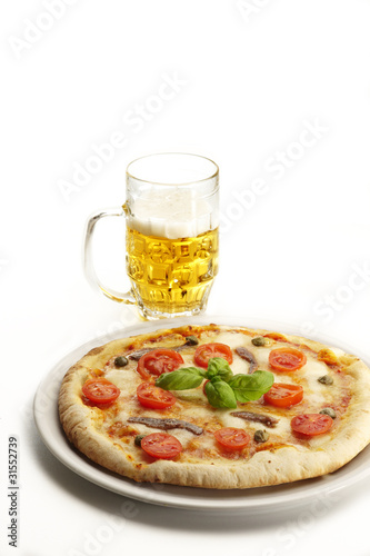 pizza napoletana con bicchiere di birra su fondo bianco