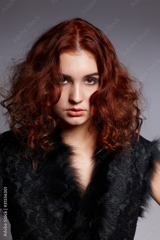 Junge Frau mit roten Naturlocken Junge Frau mit roten Naturlocken