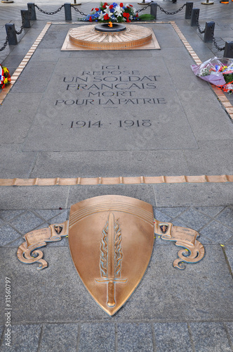 Tombe du soldat inconnu sous l'Arc de Triomphe à Paris photo