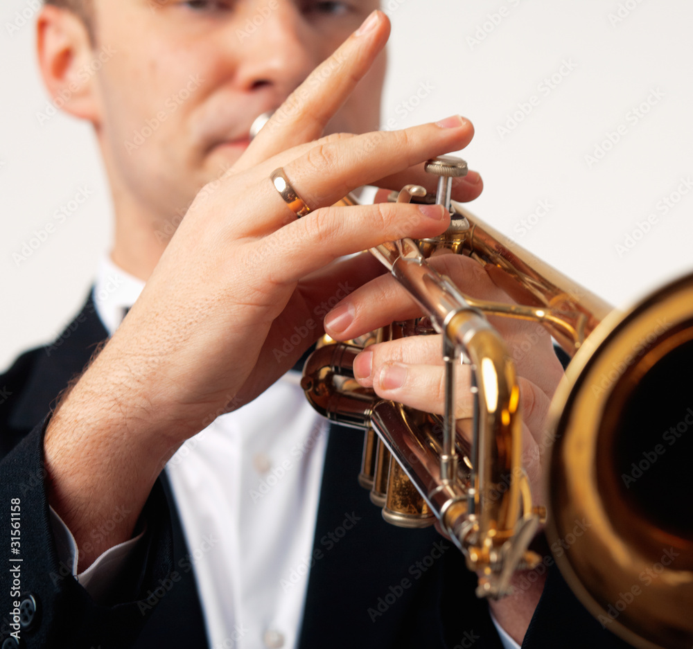 Obraz premium Portret mężczyzny grającego na trąbce