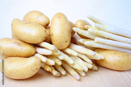 Rohe Kartoffeln und Spargel