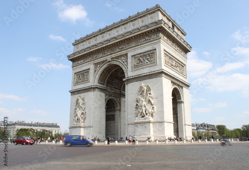 Arc de Triomphe place de l'étoile à Paris © Atlantis