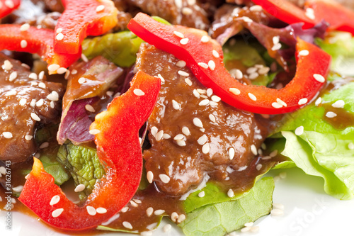 Stewed meat with pepper, lettuce and sesame seeds