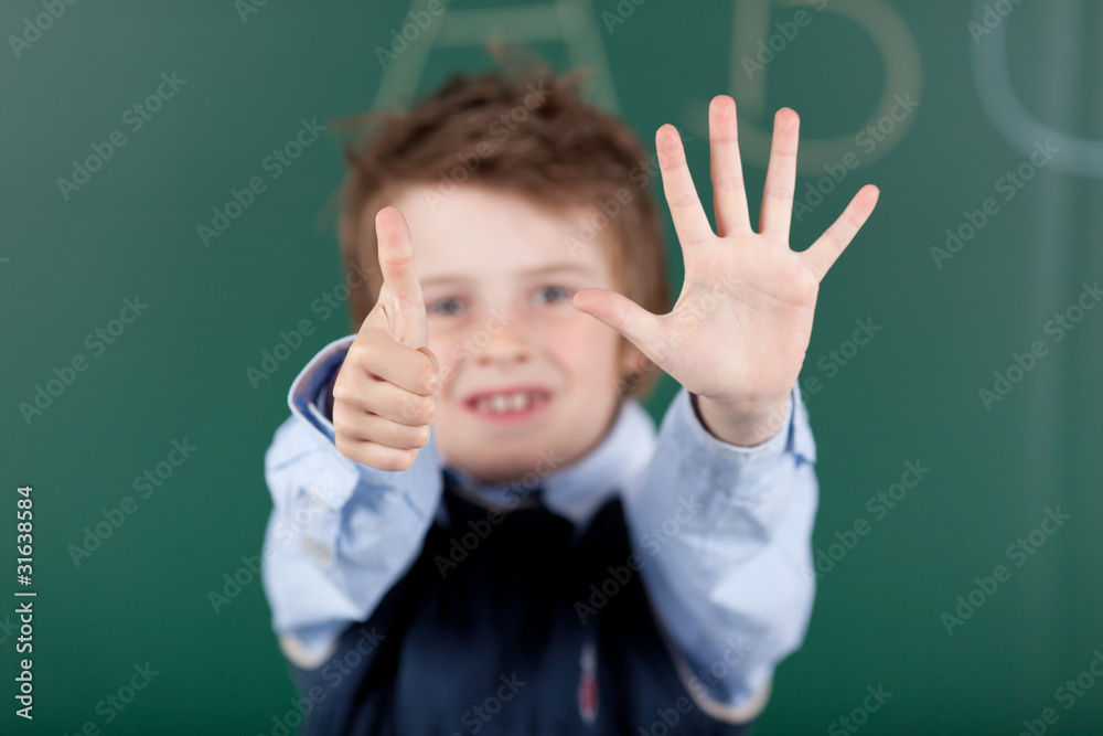 junge zeigt sechs finger junge zeigt sechs finger