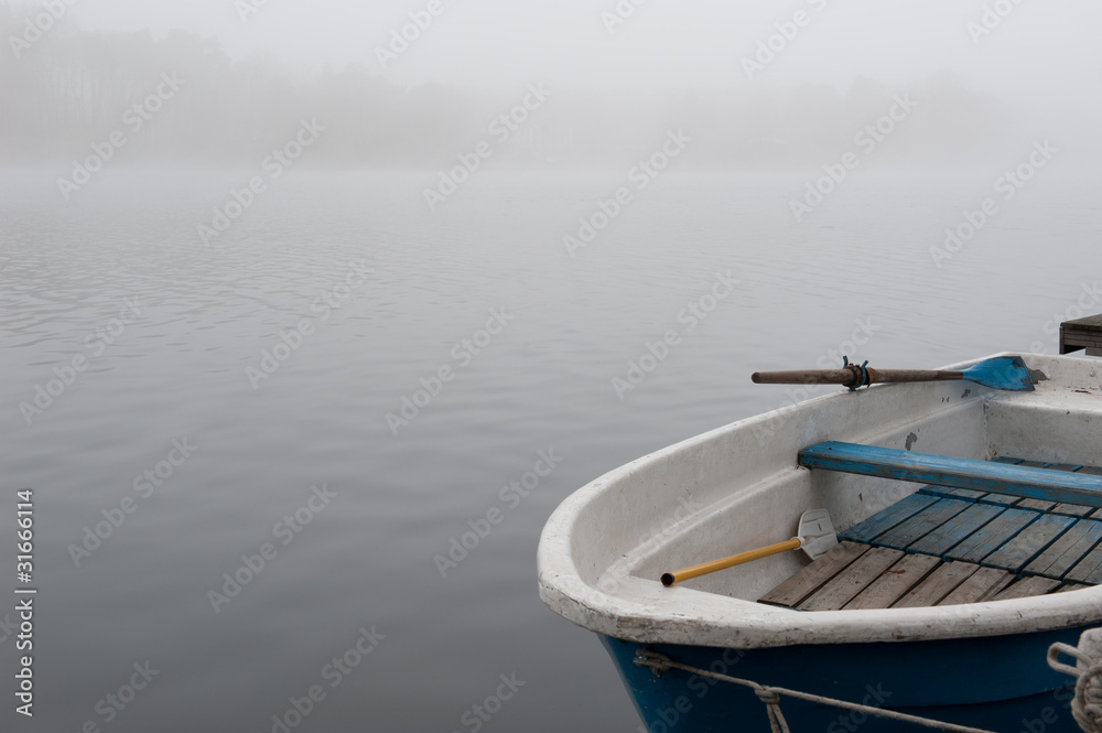 Boot auf morgendlichem See