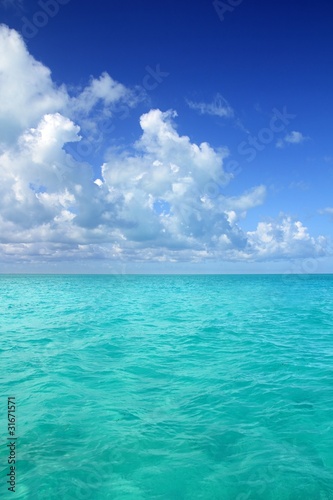 Caribbean sea horizon on blue sky vacation day © lunamarina