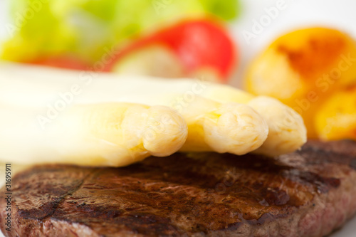 Spargel auf einem Steak
