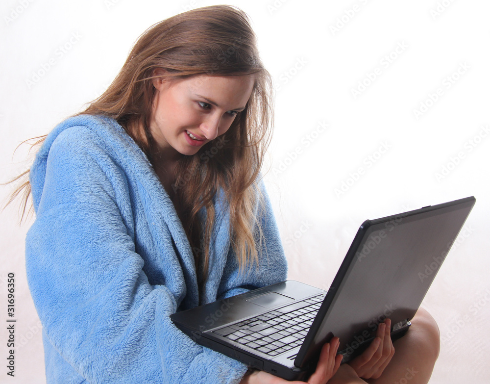Naklejka premium Красивая молодая девушка с ноутбуком