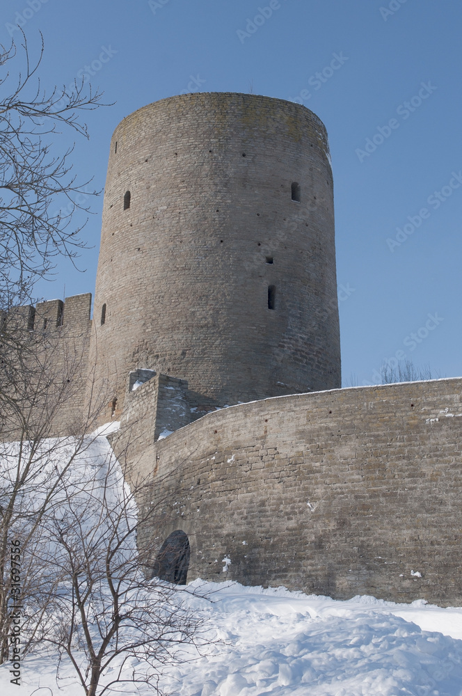 Длинношеяя башня Ивангородской крепости.