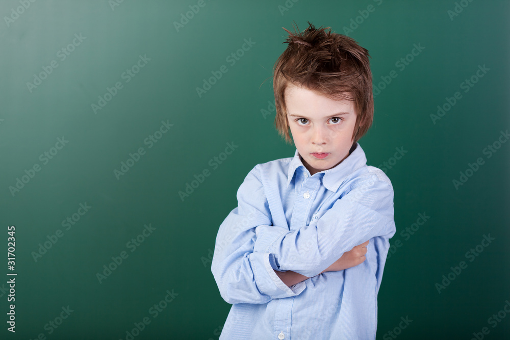 unzufriedener grundschüler vor der tafel unzufriedener grundschüler vor der tafel