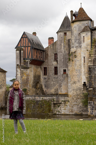 enfant devant le château