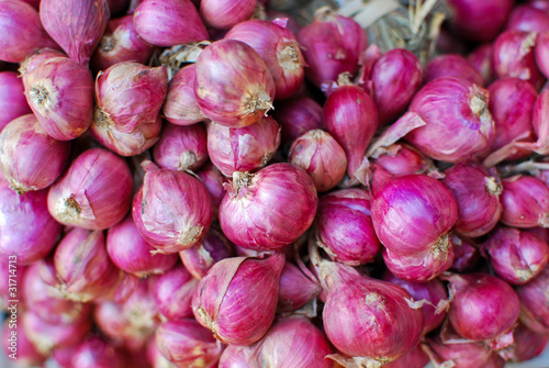 fresh red onions in market