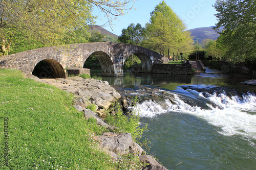 rivière sous un pont