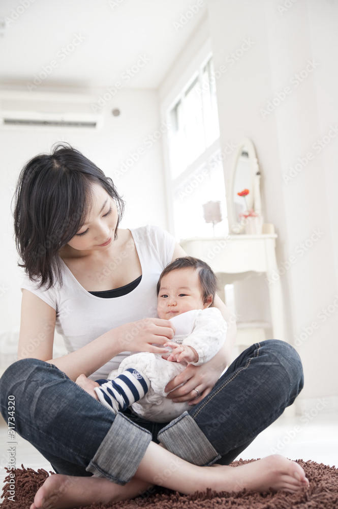 母親のあぐらの上に座る赤ちゃん Stock 写真 Adobe Stock 母親のあぐらの上に座る赤ちゃん Stock 写真 Adobe Stock