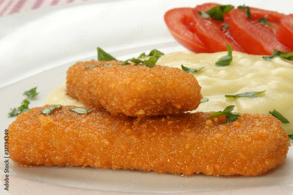 Fischstäbchen mit Kartoffelbrei auf einem Teller