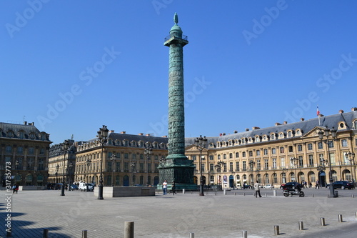 La place Vendome de Paris est tout un symbole pour les visiteurs étrangers du luxe et du rafinement à la française.