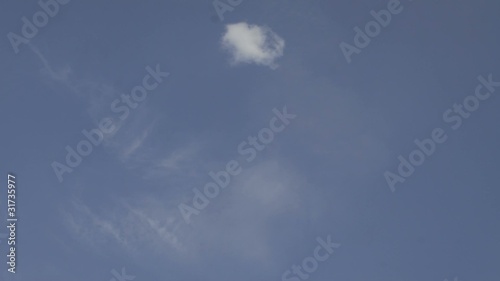 Wolkendecke am tieflbauen Himmel, Zeitrafferaufnahme photo