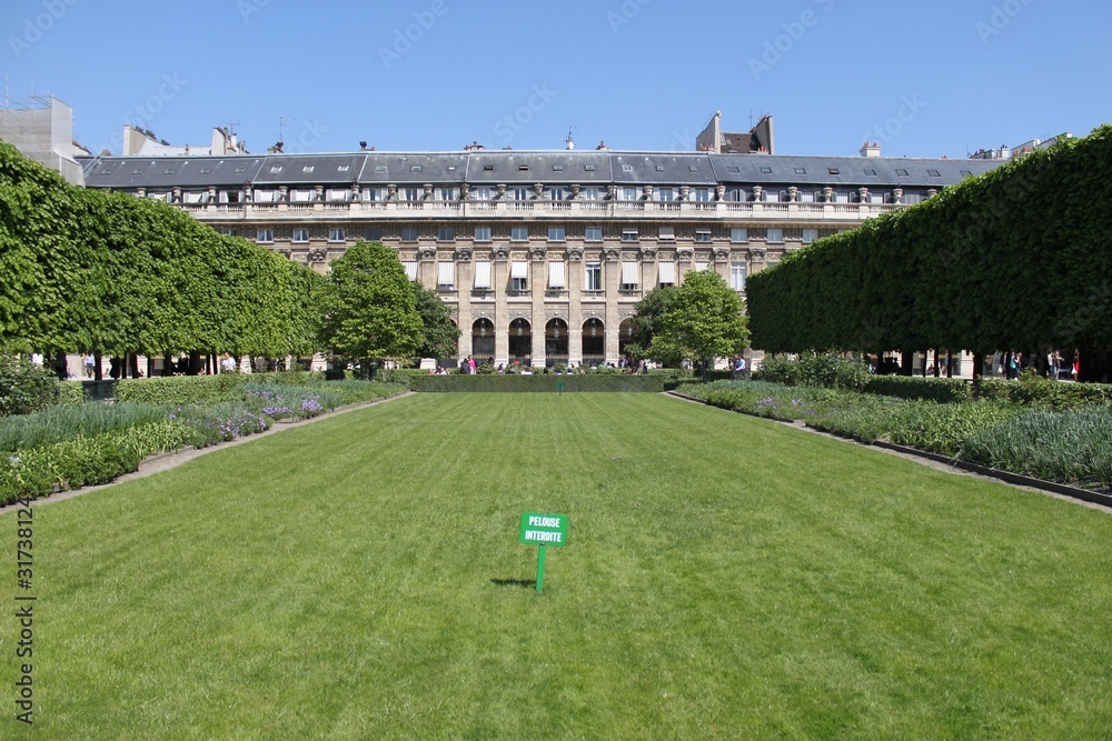 Pelouse du Jardin du Palais-Royal à Paris