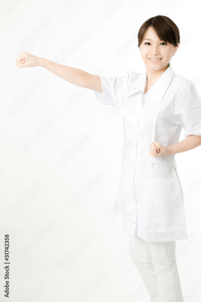 パンチする医療従事者