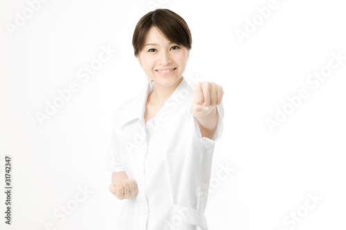 パンチする医療従事者