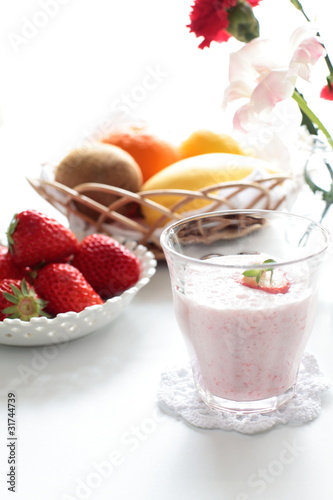Healthy strawberry smoothis
