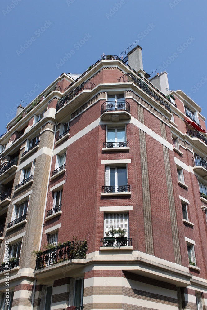 Immeuble en briques du quartier des Batignolles-Monceaux à Paris Immeuble en briques du quartier des Batignolles-Monceaux à Paris